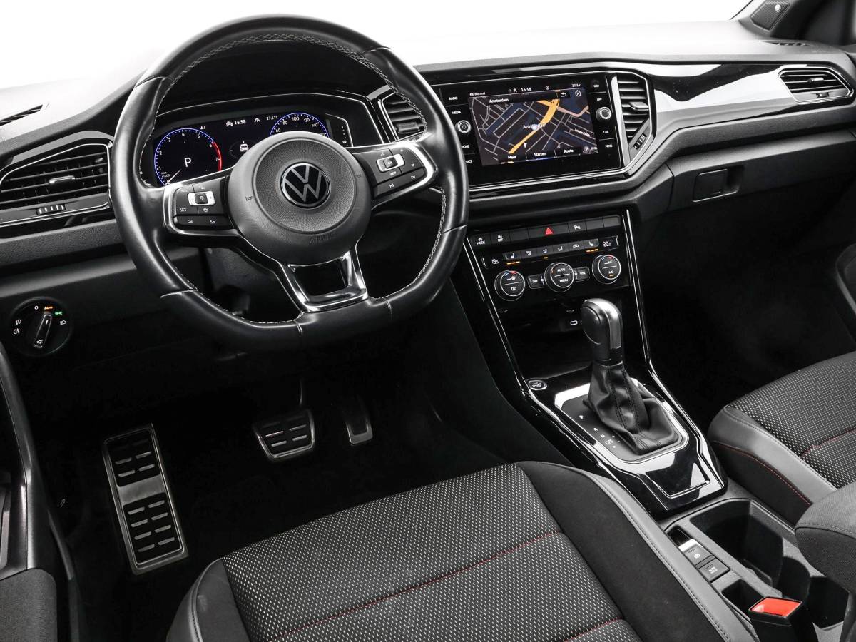 Volkswagen T-Roc Volkswagen T-Roc 1.5 TSI 150pk DSG Sport · Apple/Android Car Play · BEATS Audio · Camera · Keyless · Navigatie · Stoelverwarming · 19” Inch ·