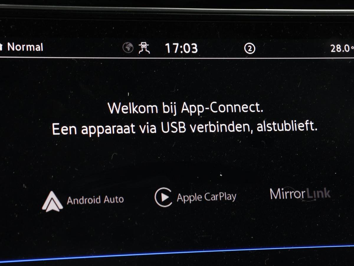 Volkswagen T-Roc Volkswagen T-Roc 1.5 TSI 150pk DSG Sport · Apple/Android Car Play · BEATS Audio · Camera · Keyless · Navigatie · Stoelverwarming · 19” Inch ·