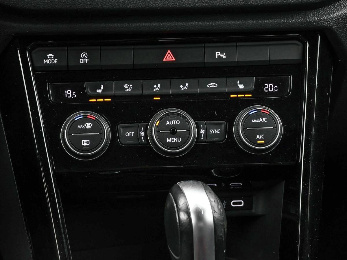 Volkswagen T-Roc Volkswagen T-Roc 1.5 TSI 150pk DSG Sport · Apple/Android Car Play · BEATS Audio · Camera · Keyless · Navigatie · Stoelverwarming · 19” Inch ·