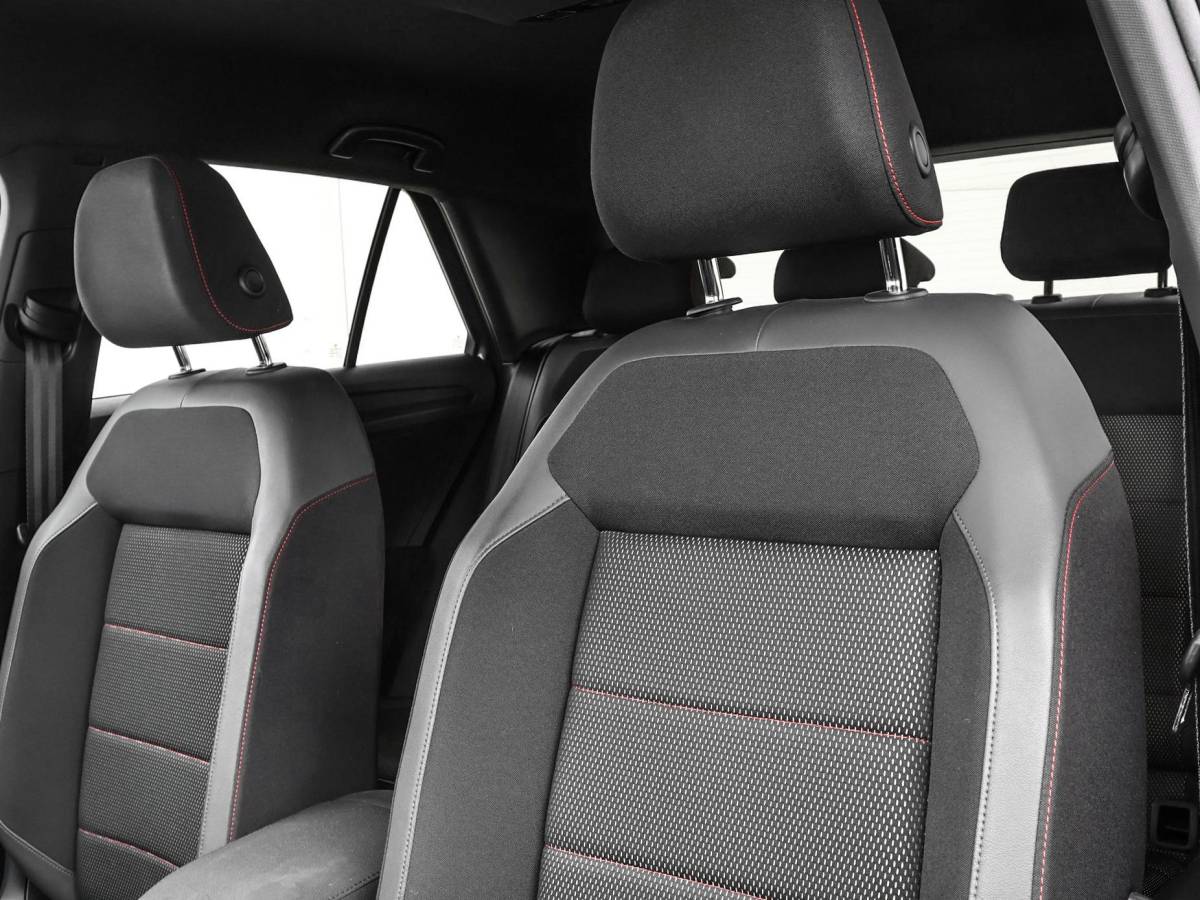 Volkswagen T-Roc Volkswagen T-Roc 1.5 TSI 150pk DSG Sport · Apple/Android Car Play · BEATS Audio · Camera · Keyless · Navigatie · Stoelverwarming · 19” Inch ·