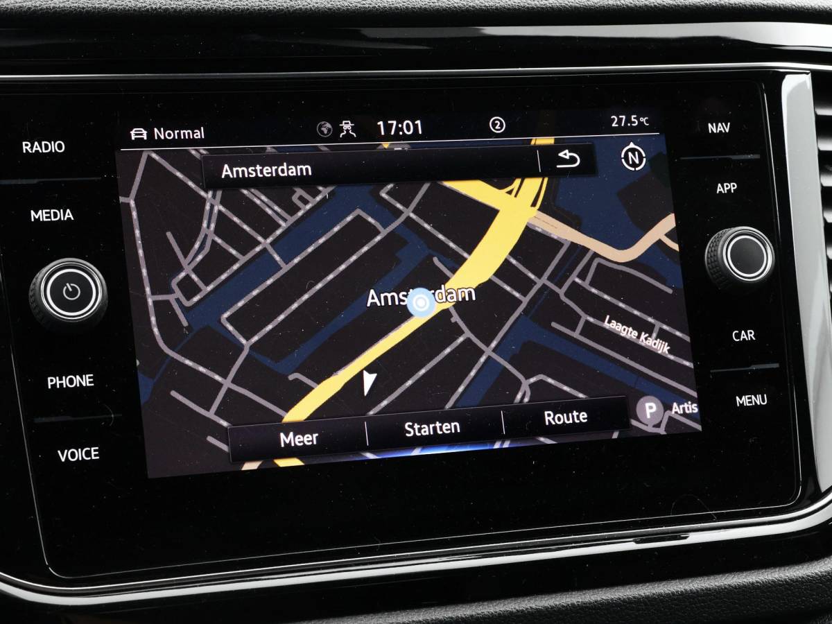 Volkswagen T-Roc Volkswagen T-Roc 1.5 TSI 150pk DSG Sport · Apple/Android Car Play · BEATS Audio · Camera · Keyless · Navigatie · Stoelverwarming · 19” Inch ·