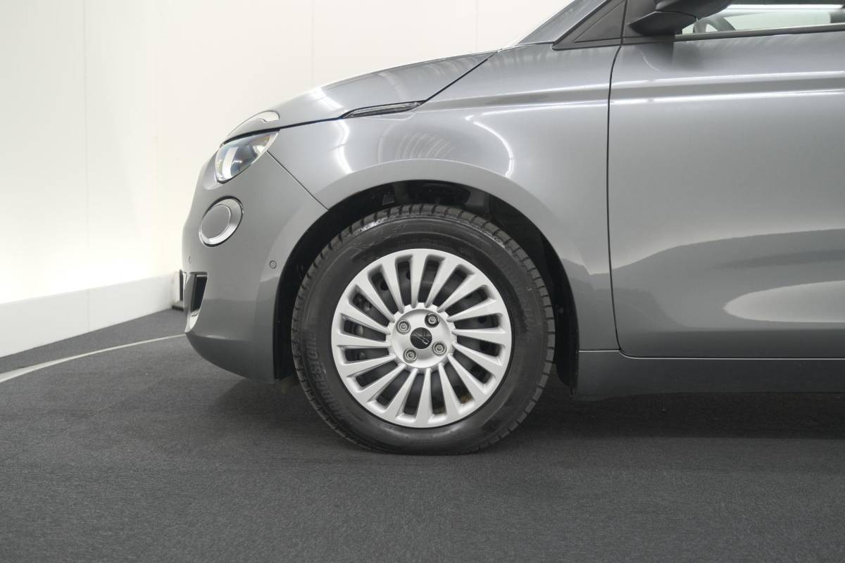 Fiat 500 Fiat 500 Urban 42 kWh | SOH 97.6% | 3 Fase Laadfunctie | Camera | Apple Carplay | Parkeersensoren