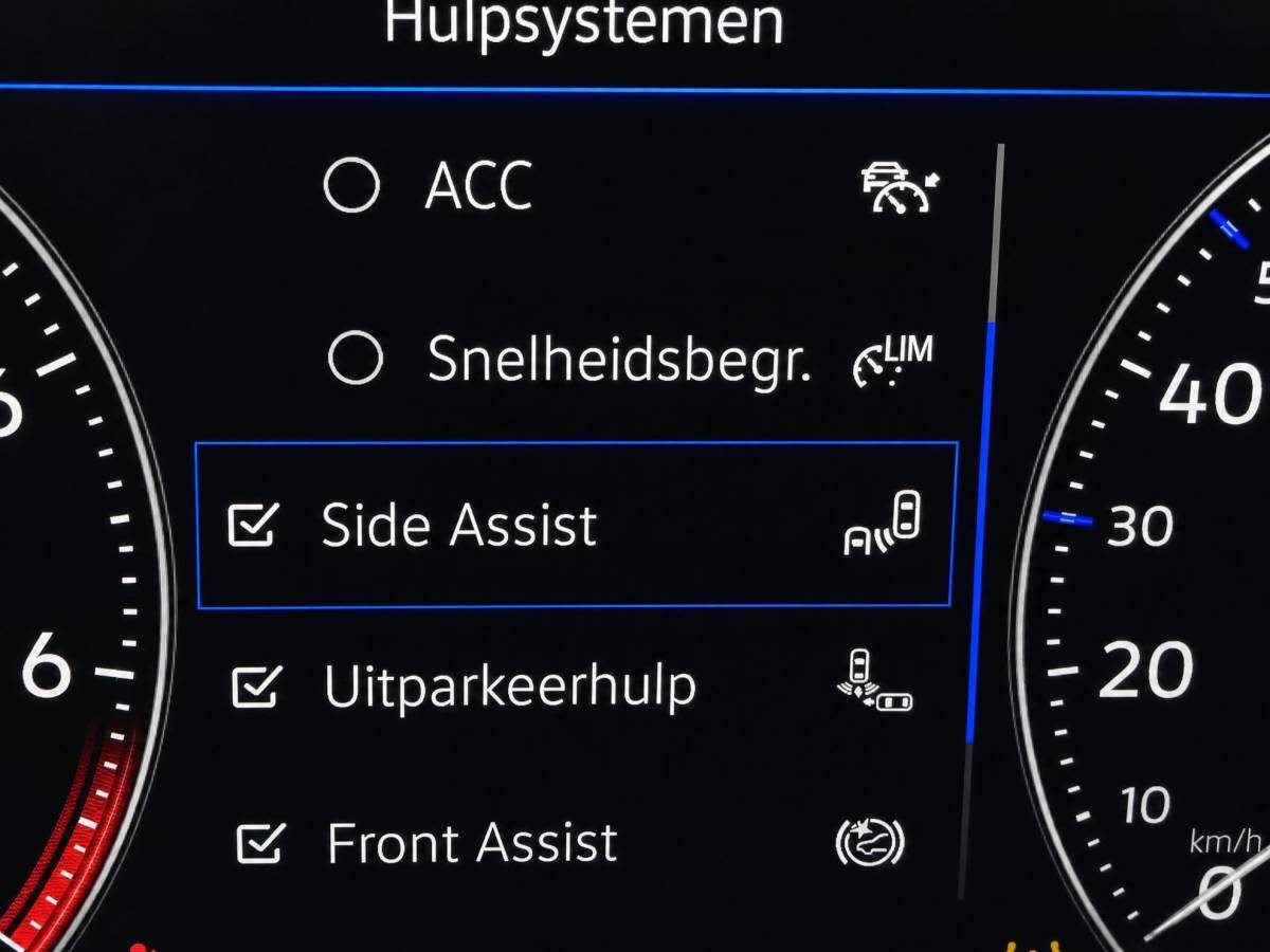 Volkswagen Touareg Volkswagen Touareg 3.0TSI 340kW/462PK R-line · Panoramadak · Trekhaak · Leder · Luchtvering