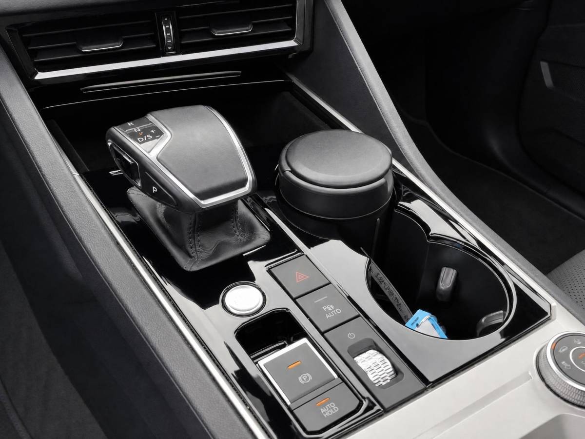 Volkswagen Touareg Volkswagen Touareg 3.0TSI 340kW/462PK R-line · Panoramadak · Trekhaak · Leder · Luchtvering