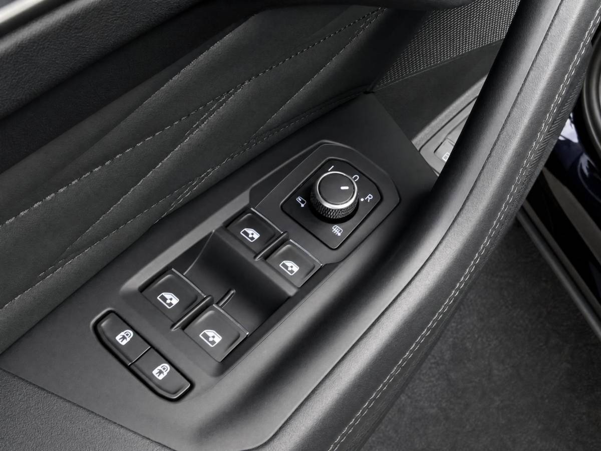 Volkswagen Touareg Volkswagen Touareg 3.0TSI 340kW/462PK R-line · Panoramadak · Trekhaak · Leder · Luchtvering