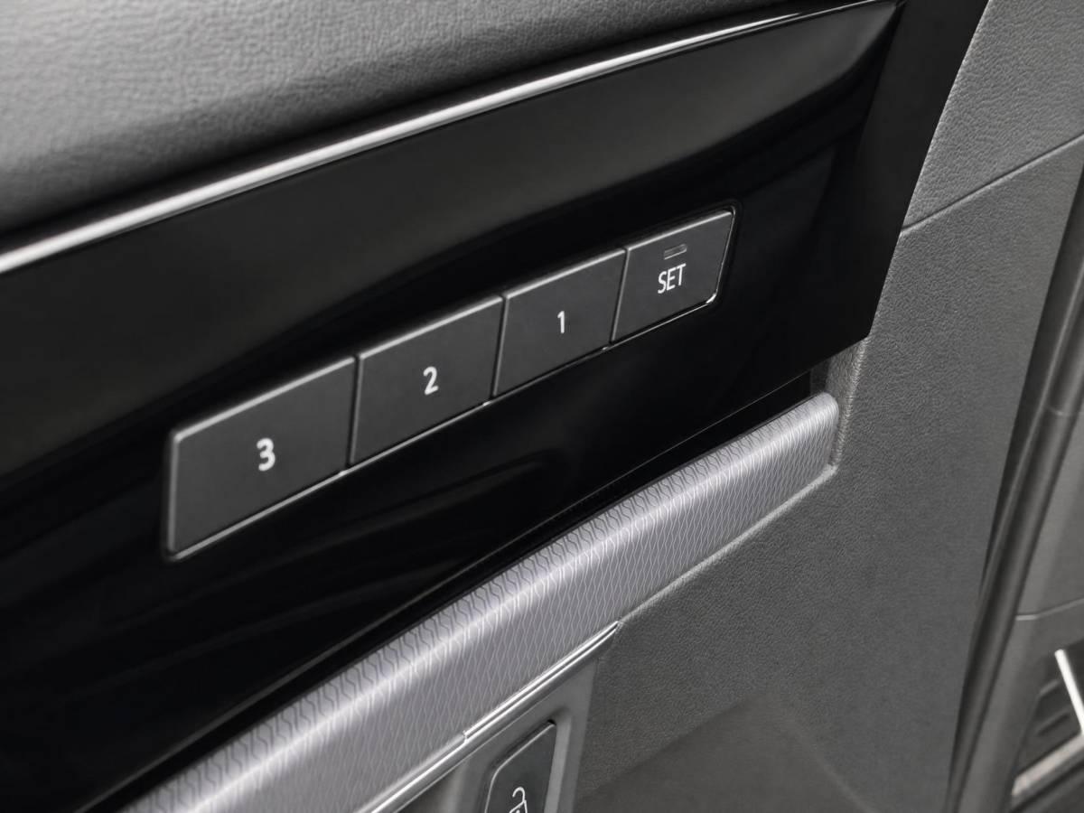 Volkswagen Touareg Volkswagen Touareg 3.0TSI 340kW/462PK R-line · Panoramadak · Trekhaak · Leder · Luchtvering