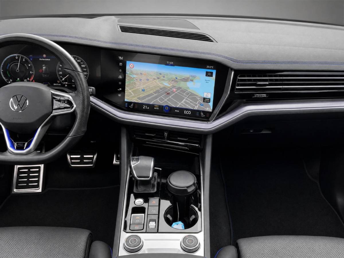 Volkswagen Touareg Volkswagen Touareg 3.0TSI 340kW/462PK R-line · Panoramadak · Trekhaak · Leder · Luchtvering