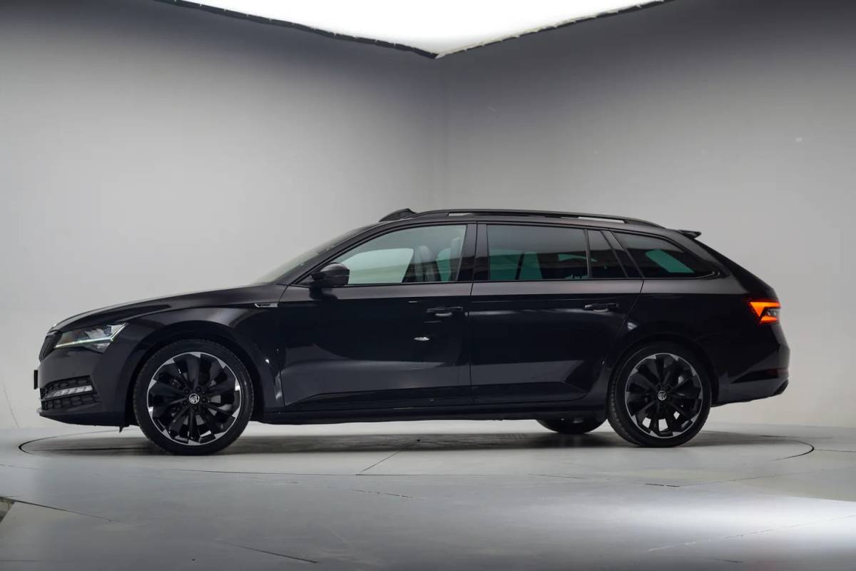 Škoda Superb Skoda Superb COMBI 1.4 TSI iV PHEV Sportline Aut.[ Panorama Virtual Trekhaak ]