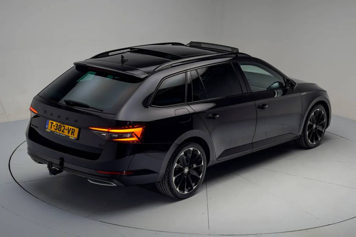 Škoda Superb Skoda Superb COMBI 1.4 TSI iV PHEV Sportline Aut.[ Panorama Virtual Trekhaak ]