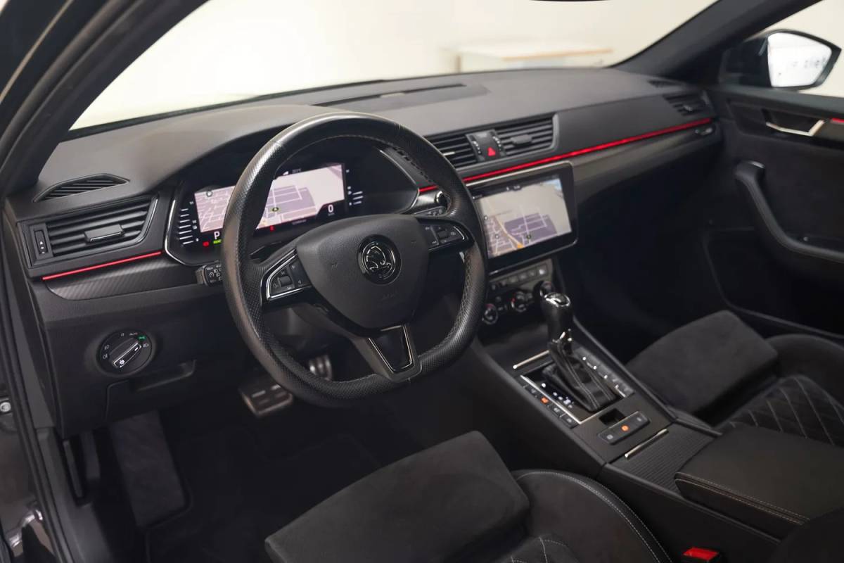 Škoda Superb Skoda Superb COMBI 1.4 TSI iV PHEV Sportline Aut.[ Panorama Virtual Trekhaak ]