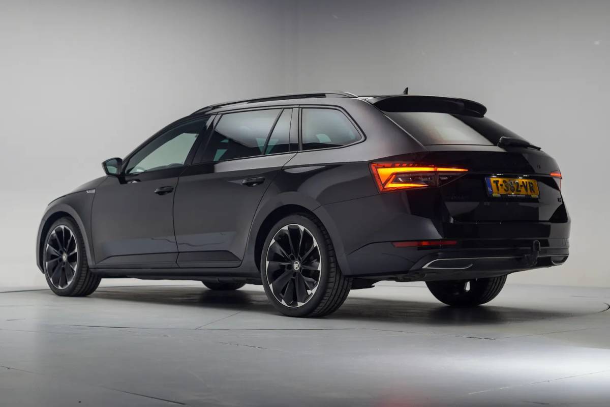 Škoda Superb Skoda Superb COMBI 1.4 TSI iV PHEV Sportline Aut.[ Panorama Virtual Trekhaak ]