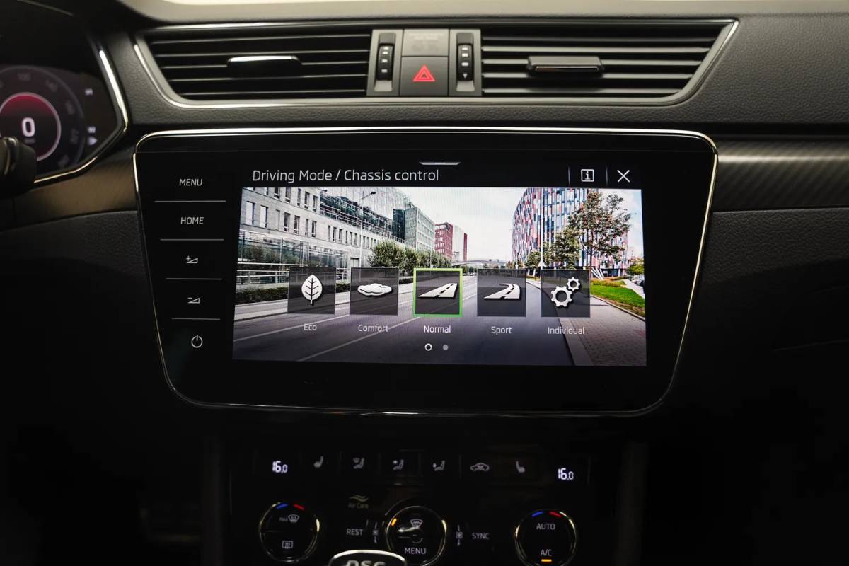 Škoda Superb Skoda Superb COMBI 1.4 TSI iV PHEV Sportline Aut.[ Panorama Virtual Trekhaak ]