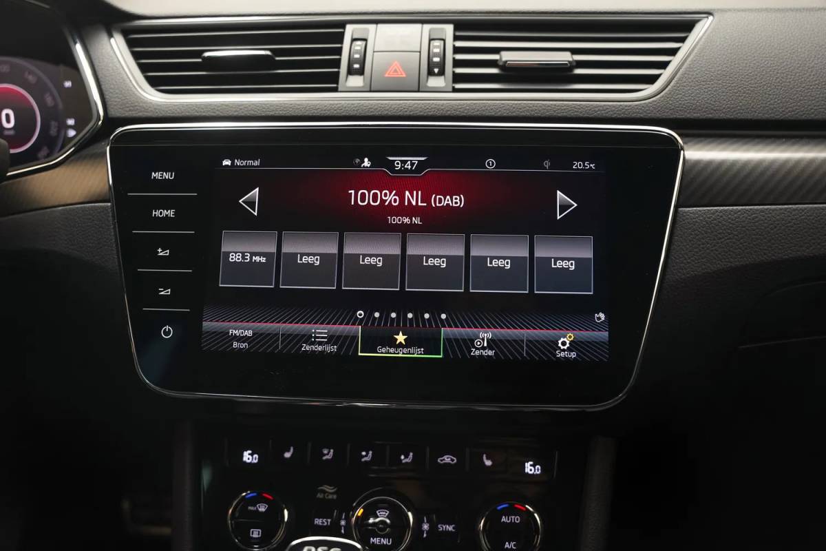 Škoda Superb Skoda Superb COMBI 1.4 TSI iV PHEV Sportline Aut.[ Panorama Virtual Trekhaak ]