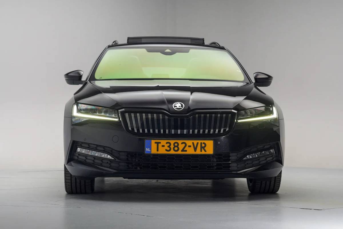 Škoda Superb Skoda Superb COMBI 1.4 TSI iV PHEV Sportline Aut.[ Panorama Virtual Trekhaak ]