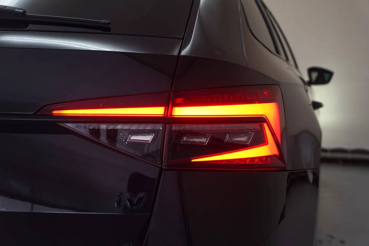 Škoda Superb Skoda Superb COMBI 1.4 TSI iV PHEV Sportline Aut.[ Panorama Virtual Trekhaak ]