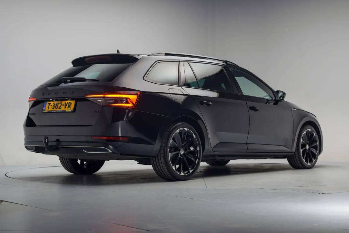 Škoda Superb Skoda Superb COMBI 1.4 TSI iV PHEV Sportline Aut.[ Panorama Virtual Trekhaak ]