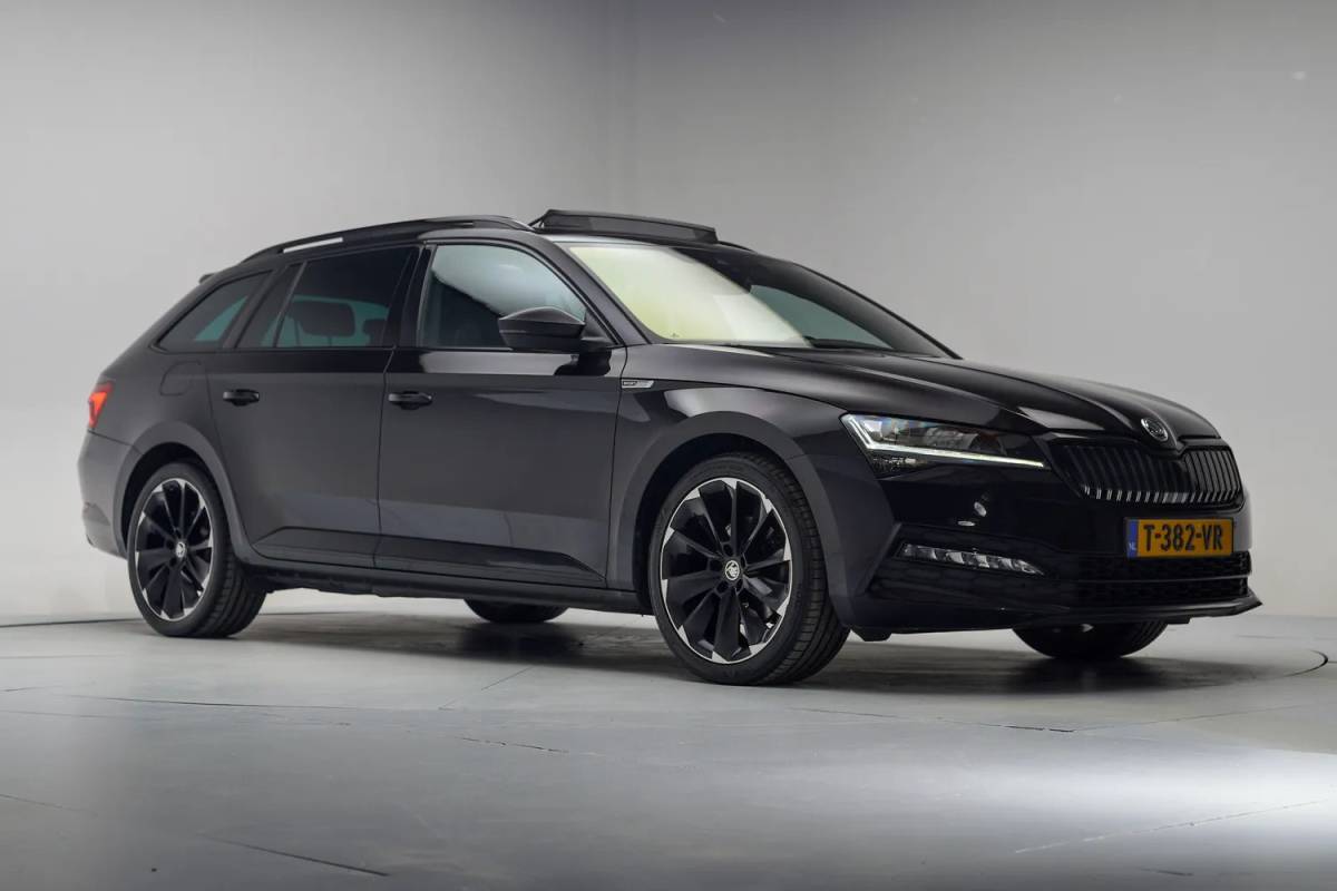 Škoda Superb Skoda Superb COMBI 1.4 TSI iV PHEV Sportline Aut.[ Panorama Virtual Trekhaak ]