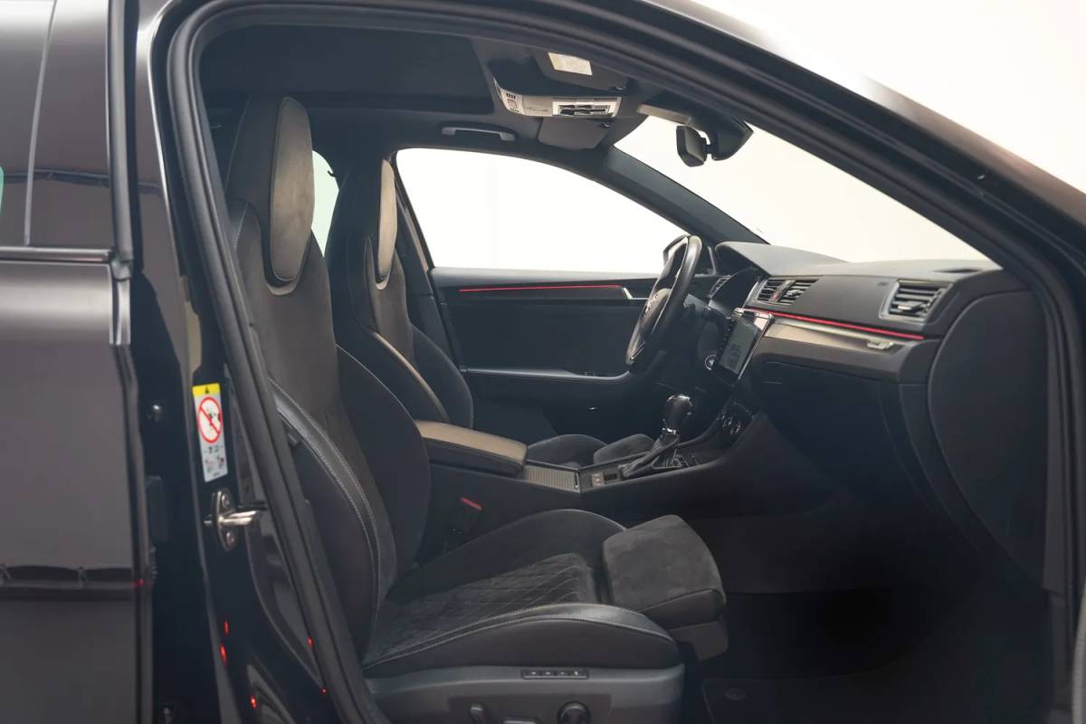 Škoda Superb Skoda Superb COMBI 1.4 TSI iV PHEV Sportline Aut.[ Panorama Virtual Trekhaak ]