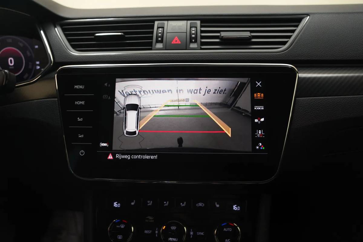 Škoda Superb Skoda Superb COMBI 1.4 TSI iV PHEV Sportline Aut.[ Panorama Virtual Trekhaak ]