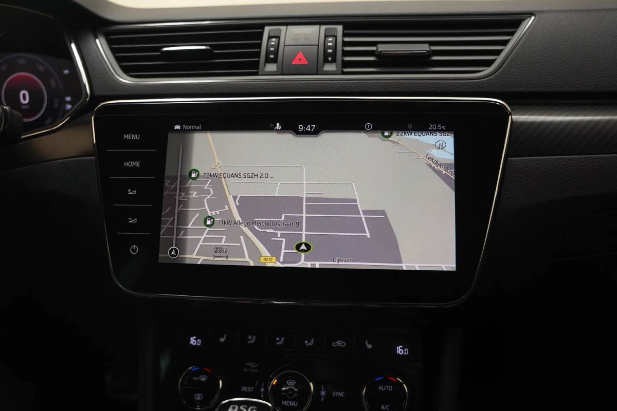 Škoda Superb Skoda Superb COMBI 1.4 TSI iV PHEV Sportline Aut.[ Panorama Virtual Trekhaak ]