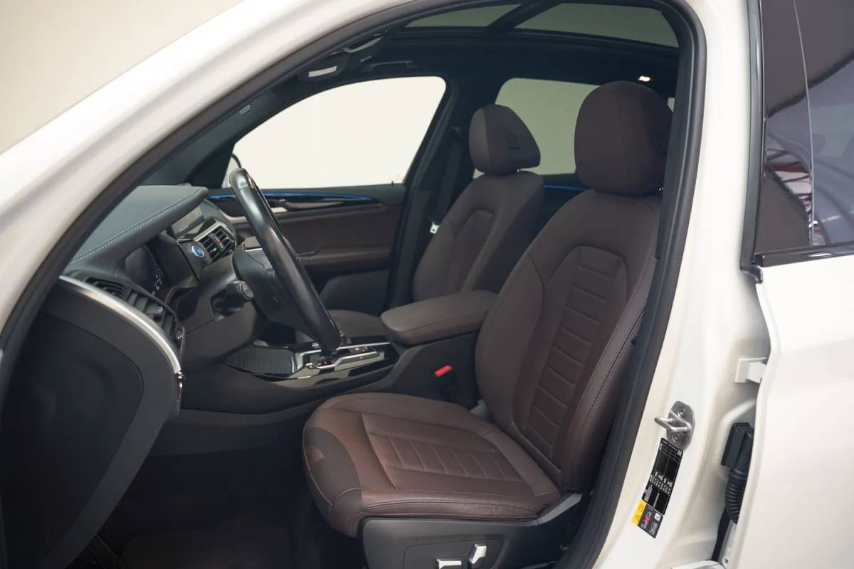 BMW iX3 BMW iX3 Executive 80 kWh 3 fase [ Panorama Navi Apple / Android Adapt.cruise Leder Stoelverwarming ]