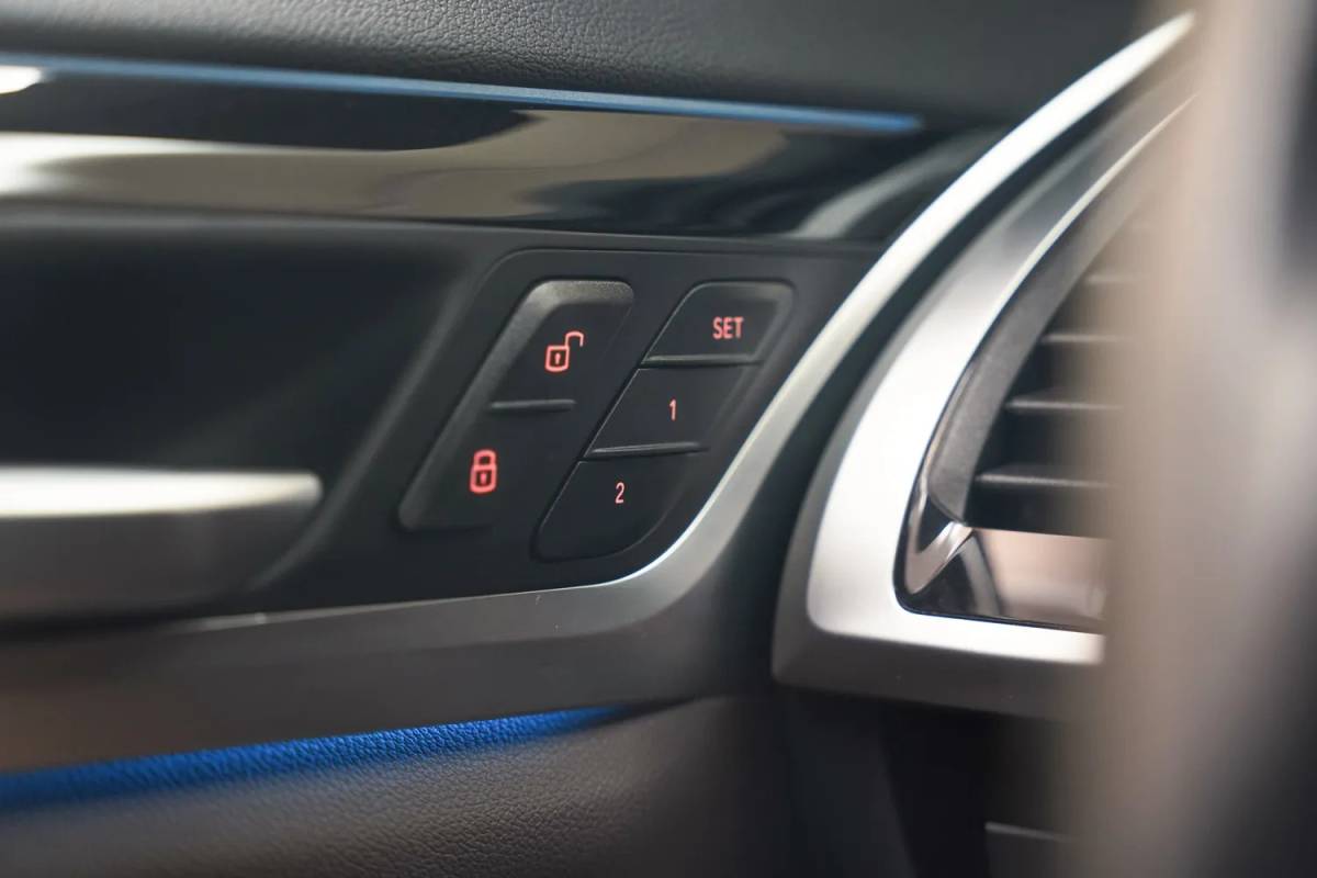BMW iX3 BMW iX3 Executive 80 kWh 3 fase [ Panorama Navi Apple / Android Adapt.cruise Leder Stoelverwarming ]