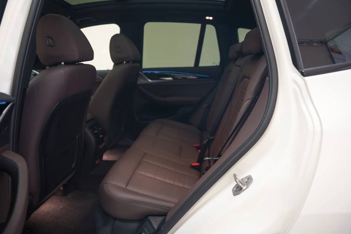 BMW iX3 BMW iX3 Executive 80 kWh 3 fase [ Panorama Navi Apple / Android Adapt.cruise Leder Stoelverwarming ]