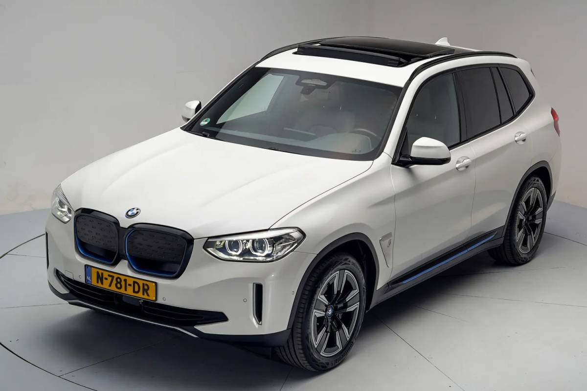 BMW iX3 BMW iX3 Executive 80 kWh 3 fase [ Panorama Navi Apple / Android Adapt.cruise Leder Stoelverwarming ]