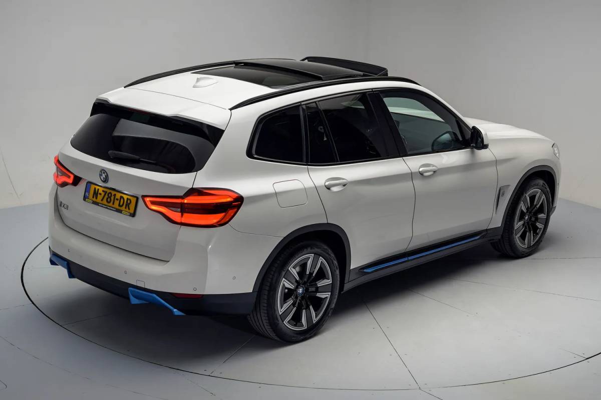 BMW iX3 BMW iX3 Executive 80 kWh 3 fase [ Panorama Navi Apple / Android Adapt.cruise Leder Stoelverwarming ]