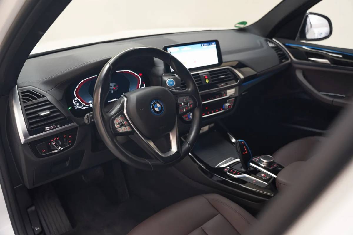 BMW iX3 BMW iX3 Executive 80 kWh 3 fase [ Panorama Navi Apple / Android Adapt.cruise Leder Stoelverwarming ]