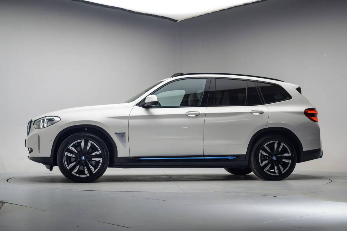 BMW iX3 BMW iX3 Executive 80 kWh 3 fase [ Panorama Navi Apple / Android Adapt.cruise Leder Stoelverwarming ]