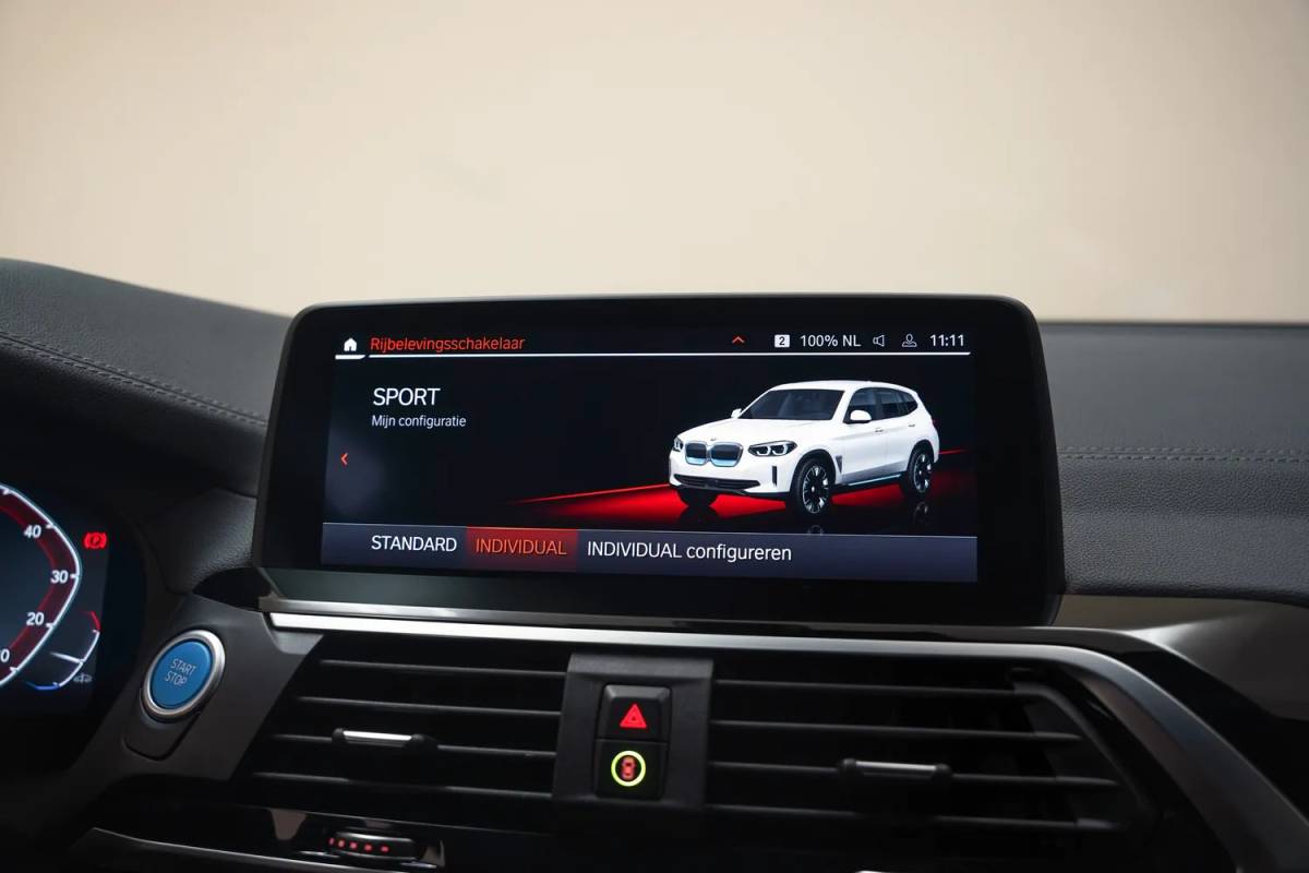 BMW iX3 BMW iX3 Executive 80 kWh 3 fase [ Panorama Navi Apple / Android Adapt.cruise Leder Stoelverwarming ]