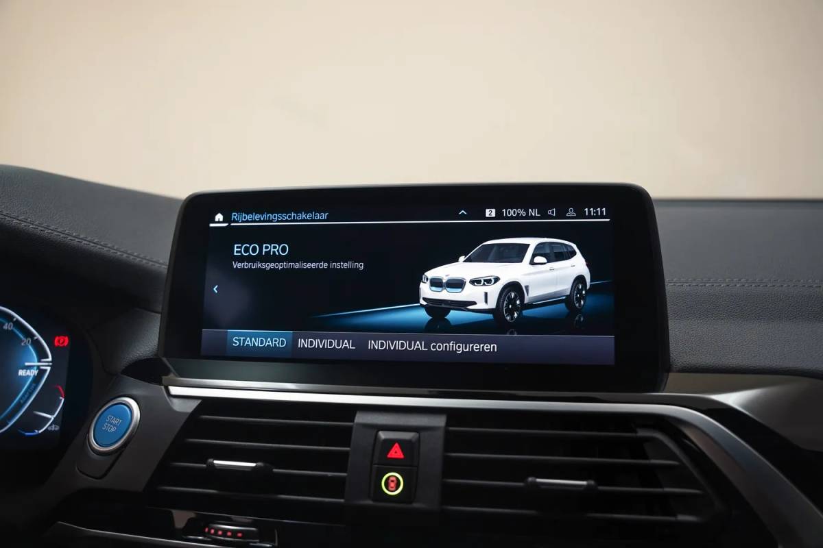 BMW iX3 BMW iX3 Executive 80 kWh 3 fase [ Panorama Navi Apple / Android Adapt.cruise Leder Stoelverwarming ]