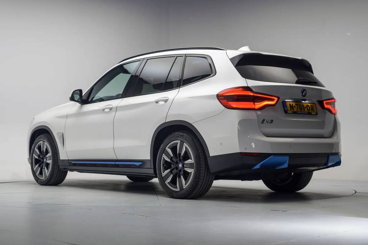 BMW iX3 BMW iX3 Executive 80 kWh 3 fase [ Panorama Navi Apple / Android Adapt.cruise Leder Stoelverwarming ]