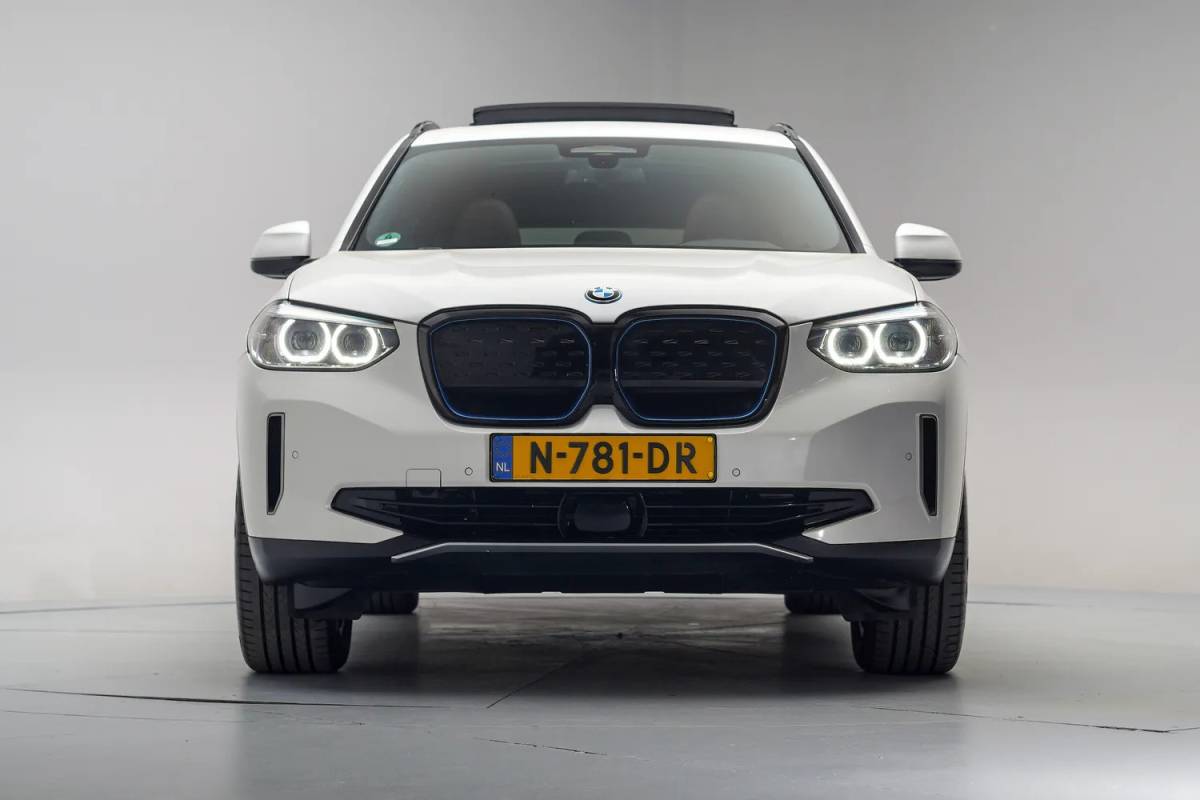 BMW iX3 BMW iX3 Executive 80 kWh 3 fase [ Panorama Navi Apple / Android Adapt.cruise Leder Stoelverwarming ]