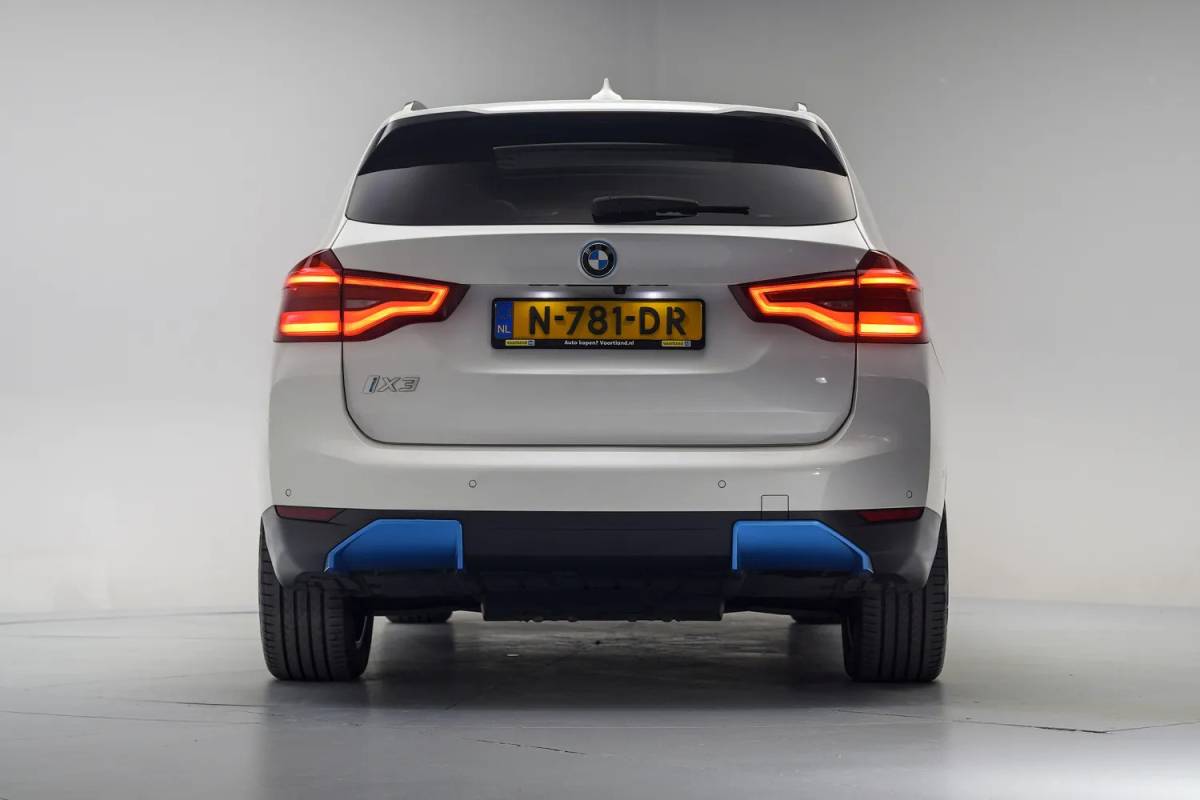 BMW iX3 BMW iX3 Executive 80 kWh 3 fase [ Panorama Navi Apple / Android Adapt.cruise Leder Stoelverwarming ]