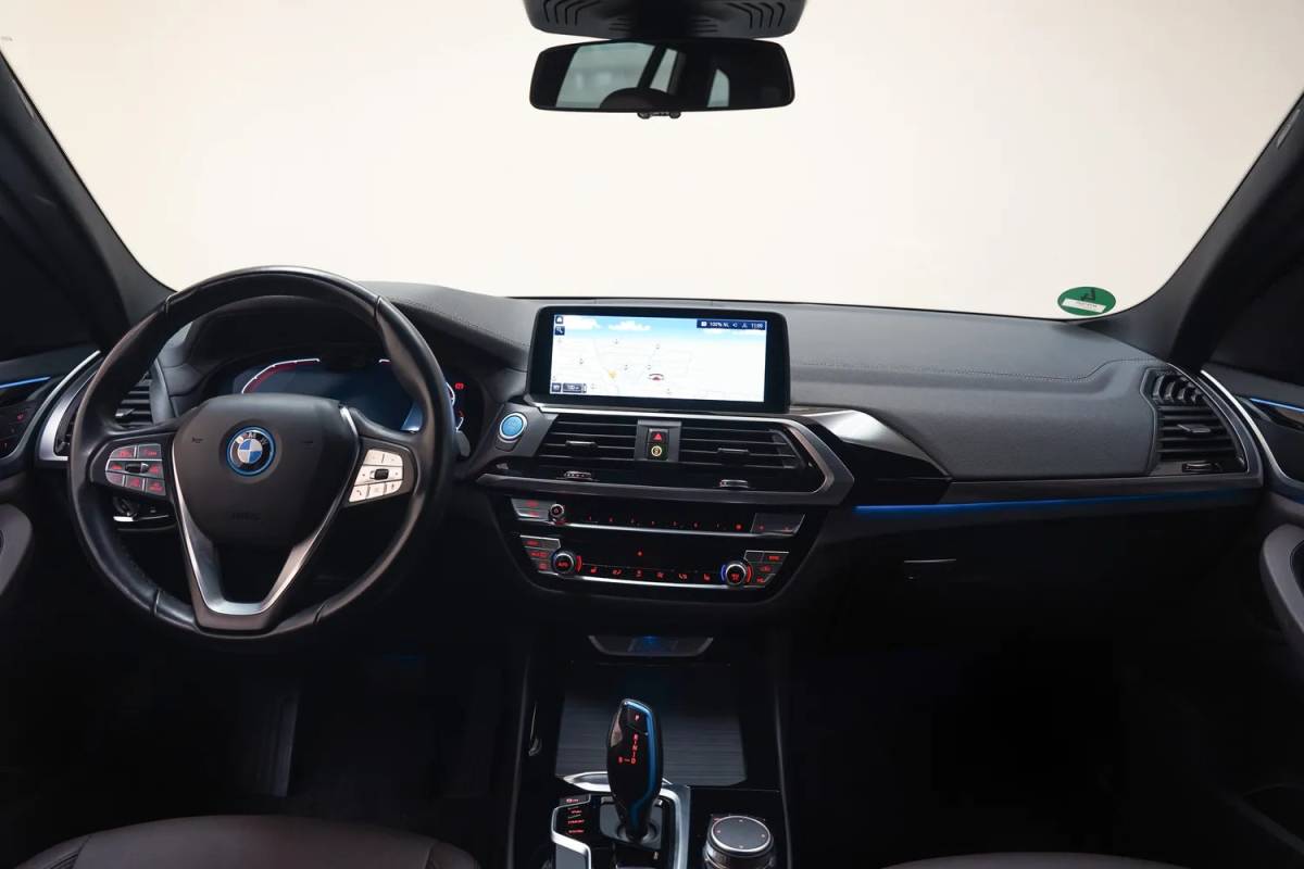 BMW iX3 BMW iX3 Executive 80 kWh 3 fase [ Panorama Navi Apple / Android Adapt.cruise Leder Stoelverwarming ]