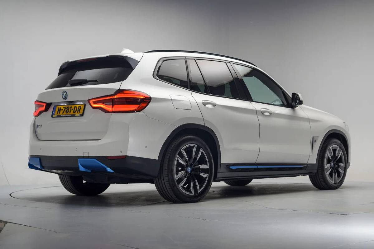 BMW iX3 BMW iX3 Executive 80 kWh 3 fase [ Panorama Navi Apple / Android Adapt.cruise Leder Stoelverwarming ]