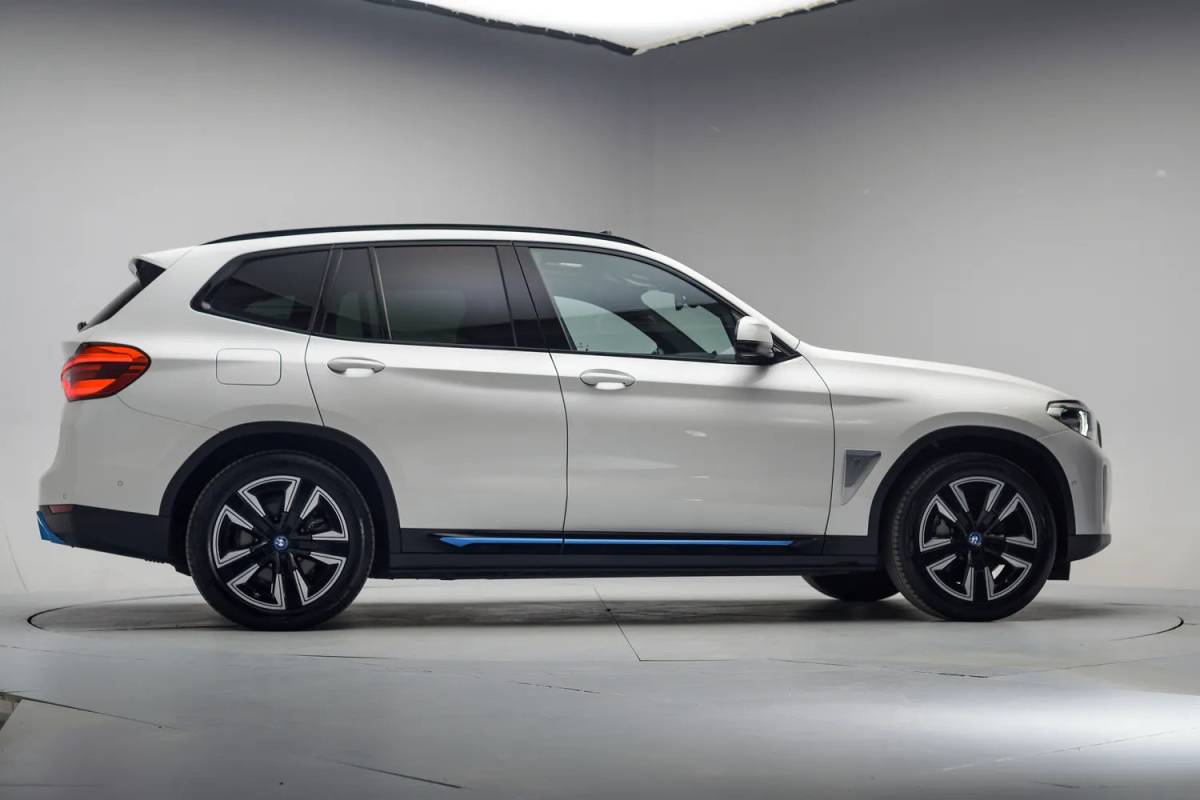 BMW iX3 BMW iX3 Executive 80 kWh 3 fase [ Panorama Navi Apple / Android Adapt.cruise Leder Stoelverwarming ]