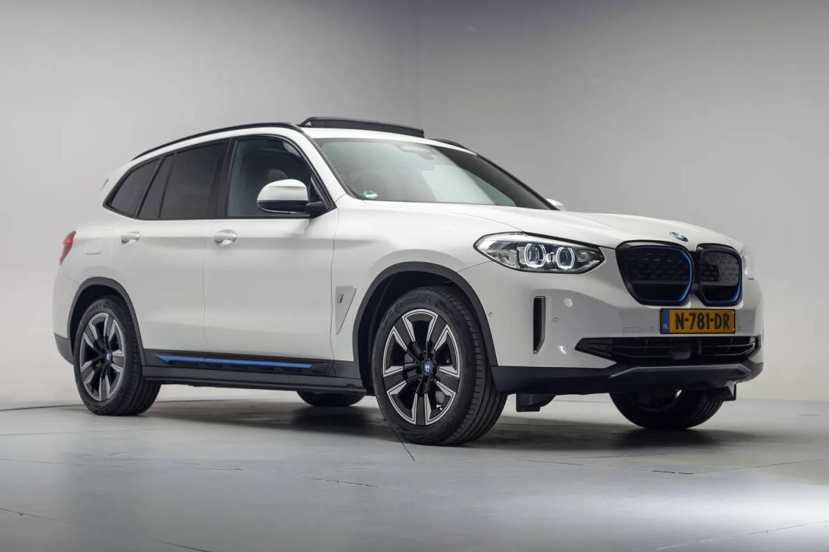BMW iX3 BMW iX3 Executive 80 kWh 3 fase [ Panorama Navi Apple / Android Adapt.cruise Leder Stoelverwarming ]