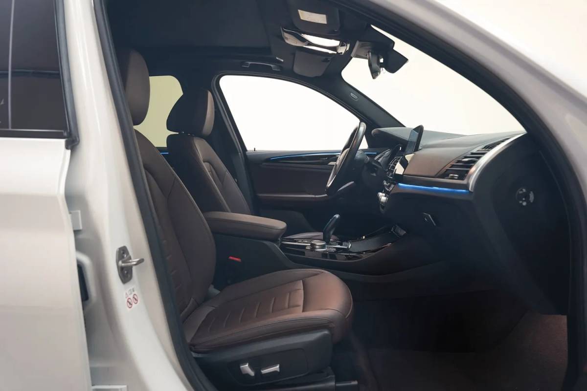 BMW iX3 BMW iX3 Executive 80 kWh 3 fase [ Panorama Navi Apple / Android Adapt.cruise Leder Stoelverwarming ]