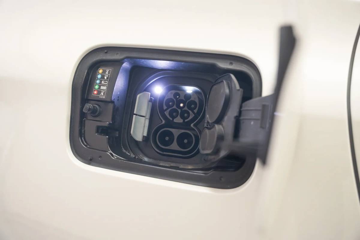 BMW iX3 BMW iX3 Executive 80 kWh 3 fase [ Panorama Navi Apple / Android Adapt.cruise Leder Stoelverwarming ]