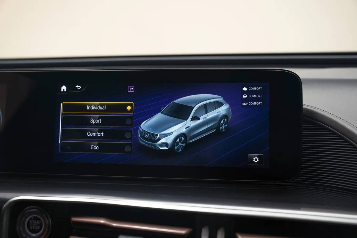 Mercedes-Benz EQC Mercedes-Benz EQC 400 4MATIC Business Solution 80 kWh [ Clima Navi Apple/Android Leer Stoelverwarming ]