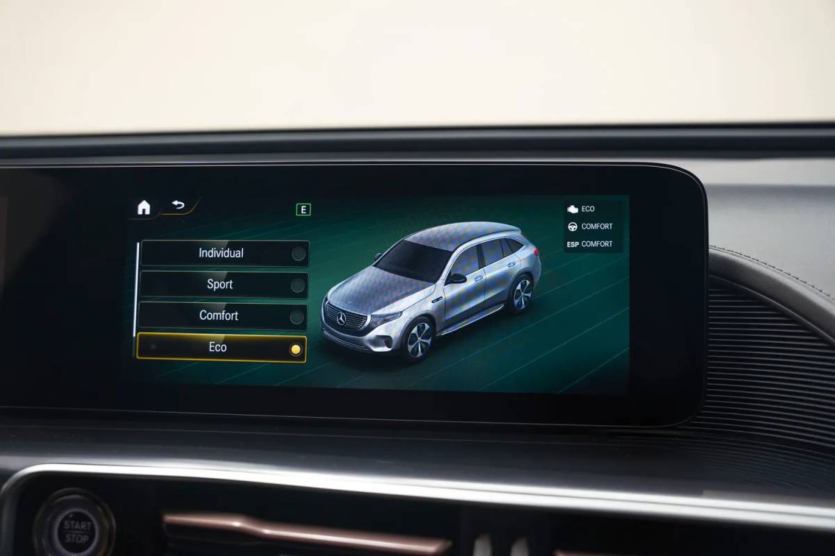 Mercedes-Benz EQC Mercedes-Benz EQC 400 4MATIC Business Solution 80 kWh [ Clima Navi Apple/Android Leer Stoelverwarming ]
