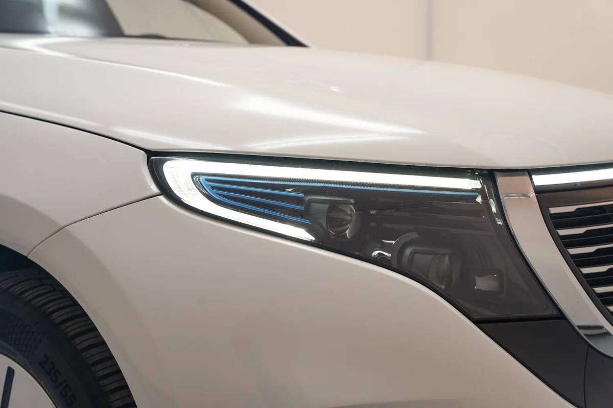 Mercedes-Benz EQC Mercedes-Benz EQC 400 4MATIC Business Solution 80 kWh [ Clima Navi Apple/Android Leer Stoelverwarming ]