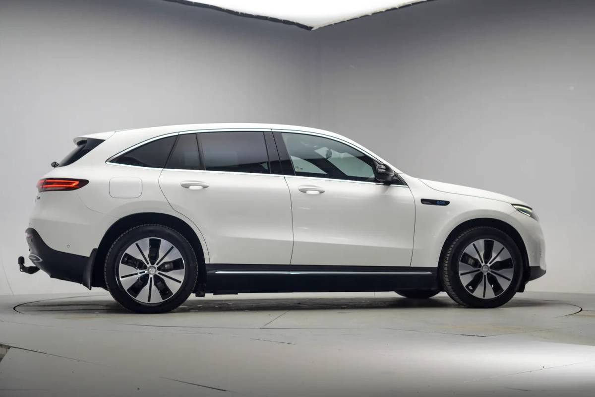 Mercedes-Benz EQC Mercedes-Benz EQC 400 4MATIC Business Solution 80 kWh [ Clima Navi Apple/Android Leer Stoelverwarming ]