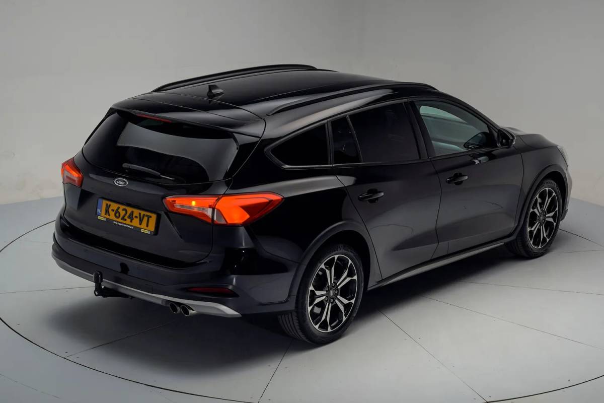 Ford Focus Ford Focus i.5 EcoB Wagon Active X Aut. [ECC / Clima Trekhaak Navi Apple / Android]
