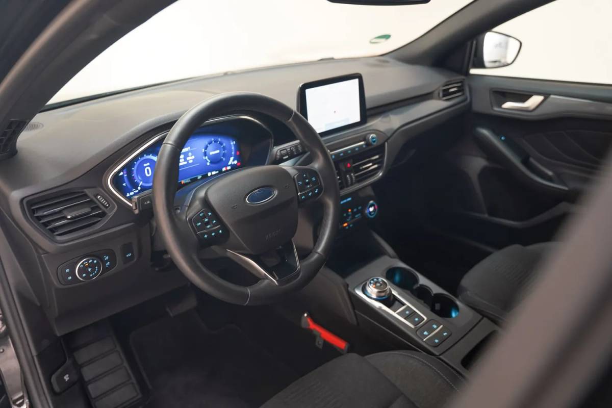 Ford Focus Ford Focus i.5 EcoB Wagon Active X Aut. [ECC / Clima Trekhaak Navi Apple / Android]