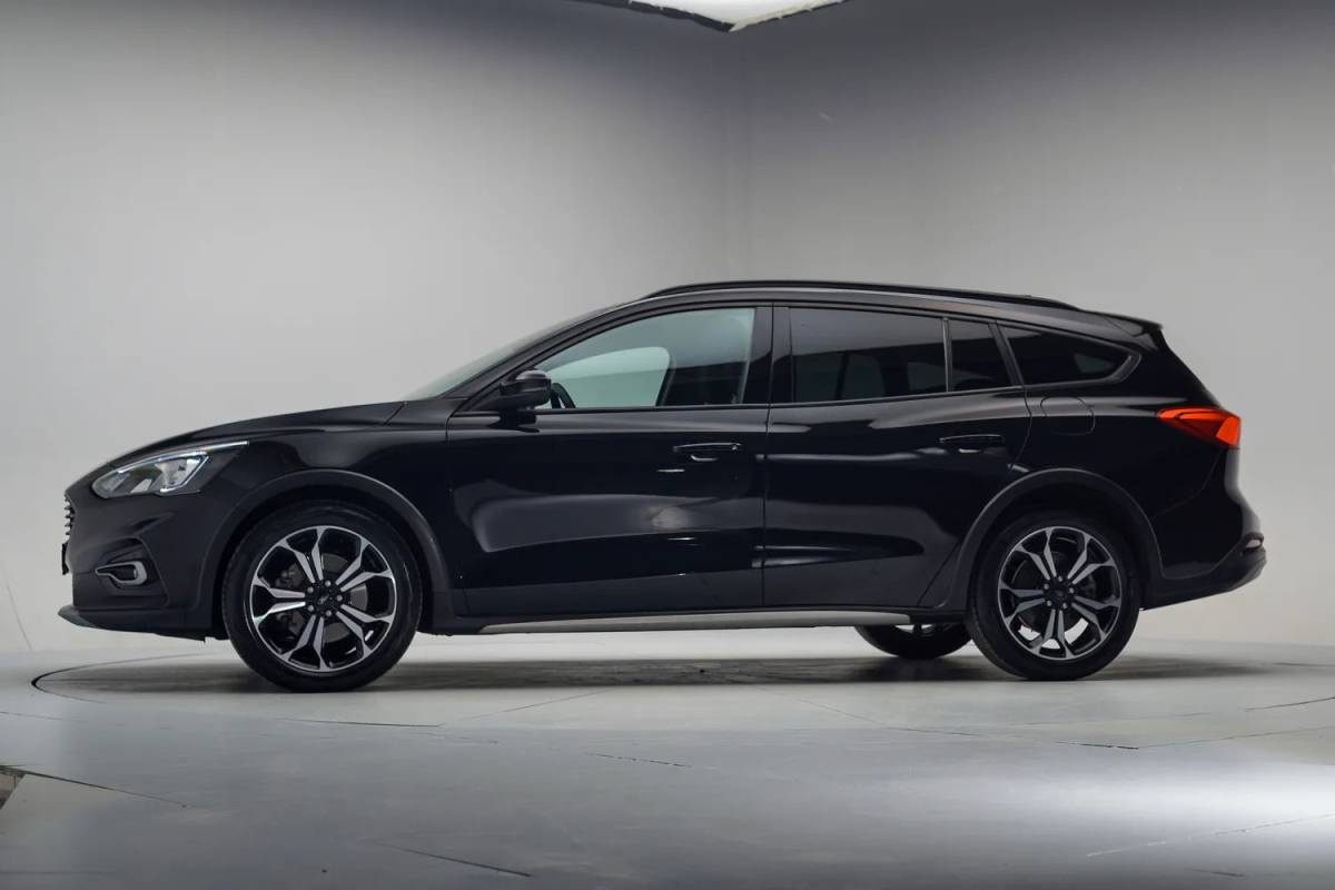 Ford Focus Ford Focus i.5 EcoB Wagon Active X Aut. [ECC / Clima Trekhaak Navi Apple / Android]