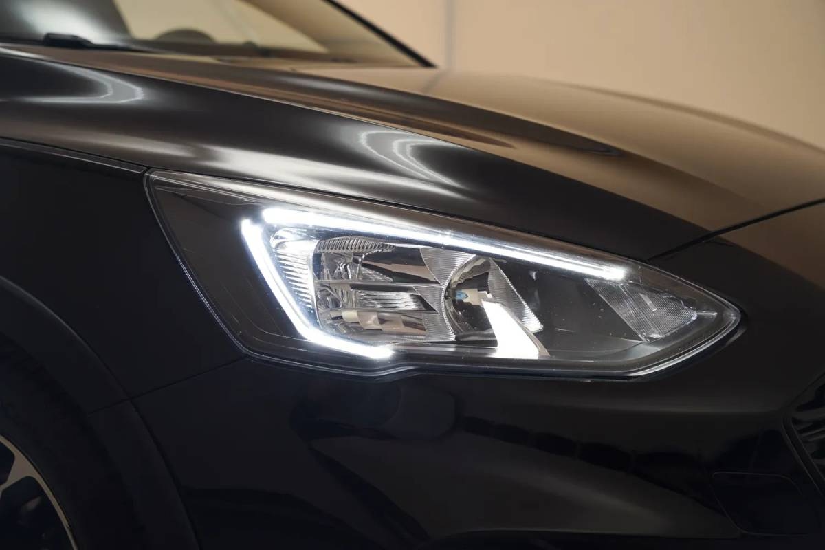 Ford Focus Ford Focus i.5 EcoB Wagon Active X Aut. [ECC / Clima Trekhaak Navi Apple / Android]